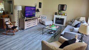 Smart TV, chimenea, reproductor de DVD y futbolito