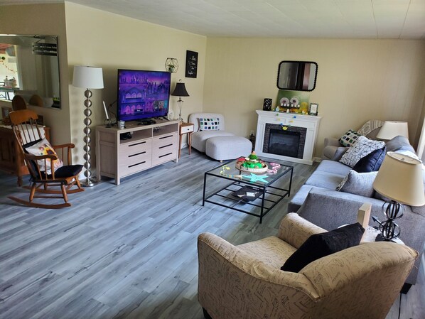 Smart TV, chimenea, reproductor de DVD y futbolito 