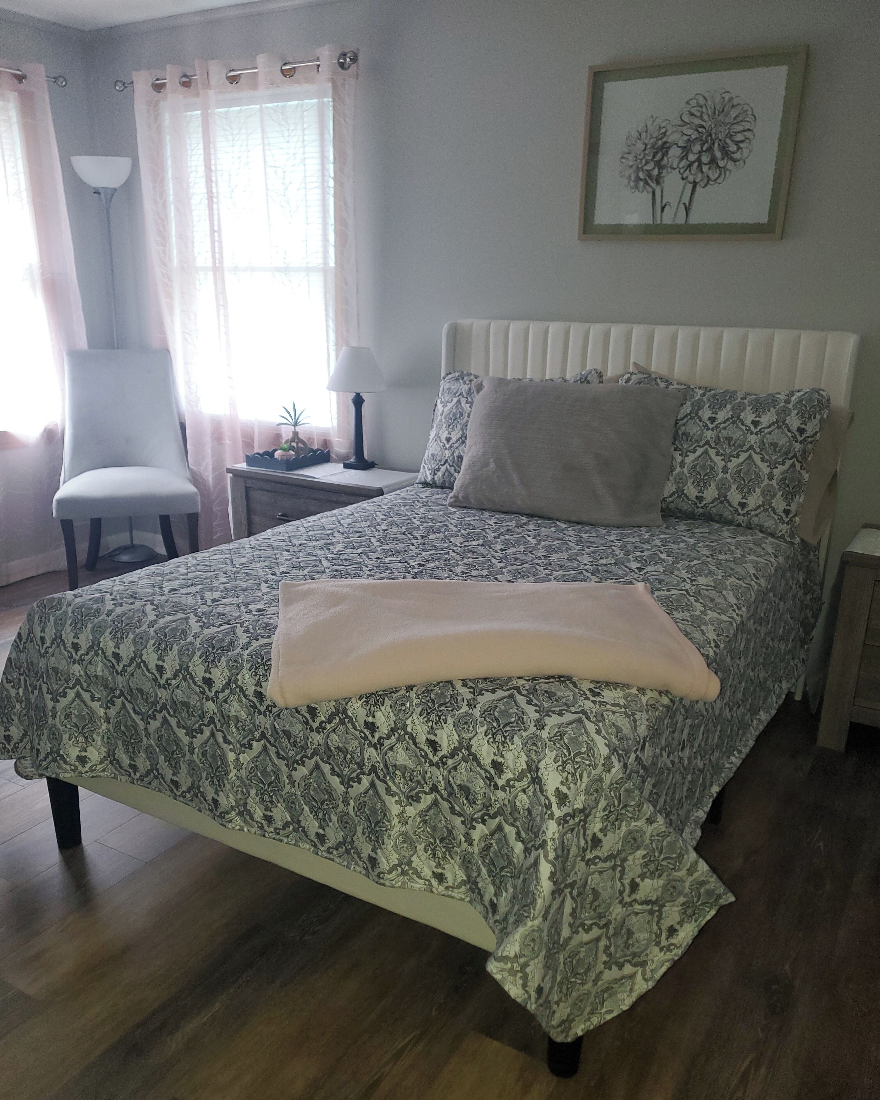 3 soverom, skrivebord, strykejern/-brett og reiseseng for barn