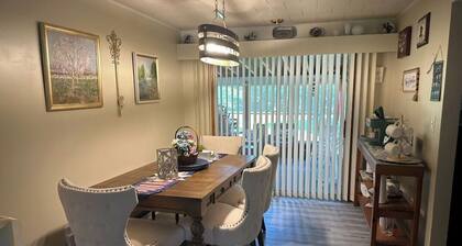 Charming 3B, 1& 1/2 Bath ranch house. Sleeps 6. Full AC. Near SUNY Fredonia.