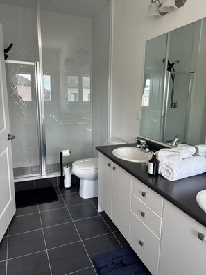 Hiustenkuivaaja, pyyhkeet, vessapaperi