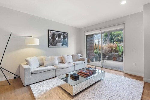 Chic Hollywood Modern Loft -12 Ft Ceilings