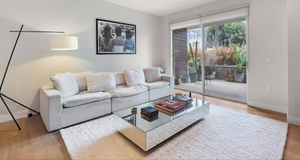 Chic Hollywood Modern Loft -12 Ft Ceilings
