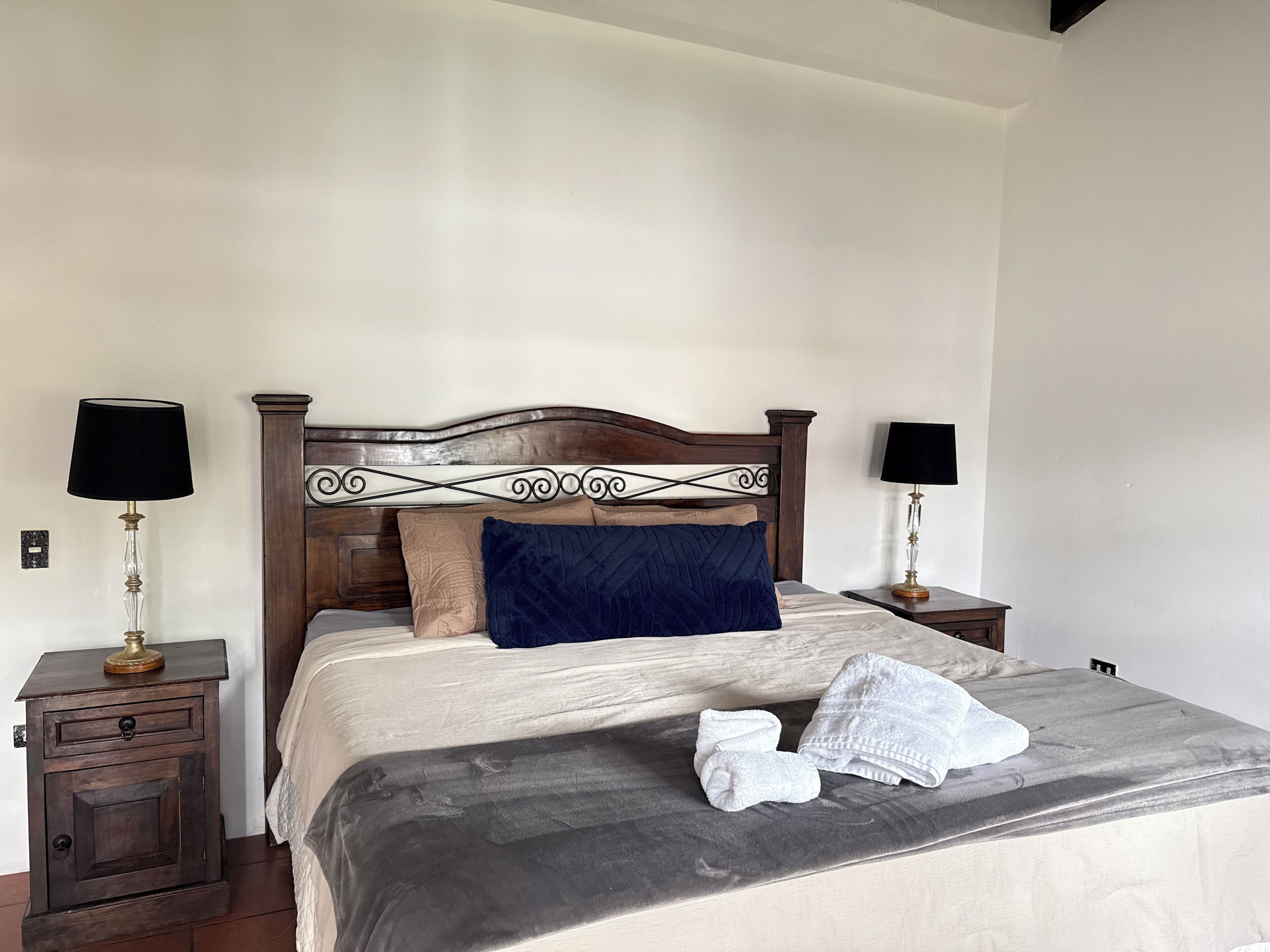3 bedrooms, iron/ironing board, internet, bed sheets