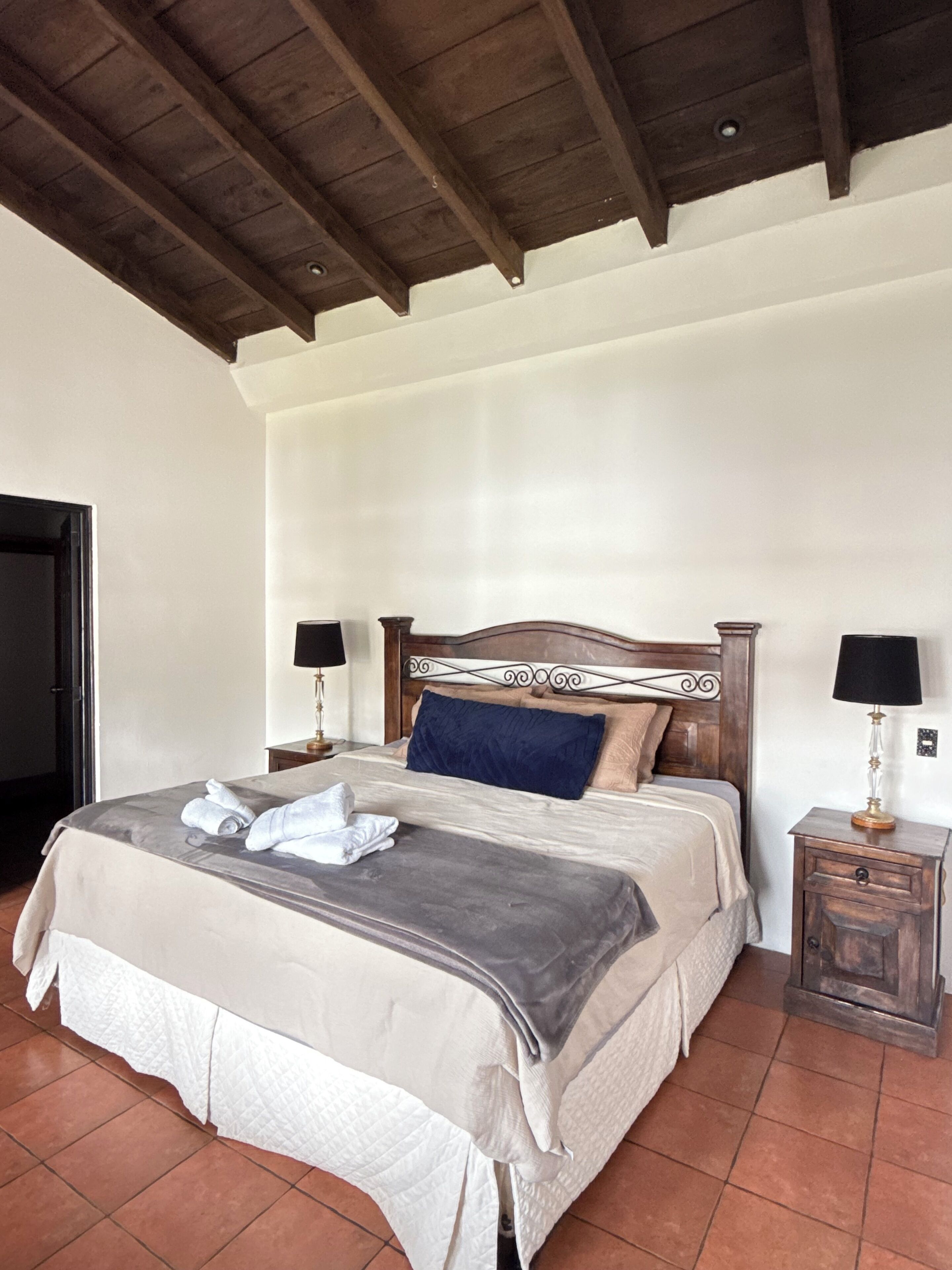 3 bedrooms, iron/ironing board, internet, bed sheets