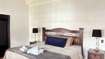 3 bedrooms, iron/ironing board, internet, bed sheets