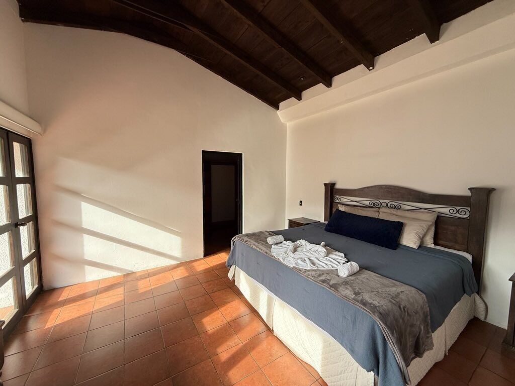 3 dormitorios, tabla de planchar con plancha, Internet y ropa de cama