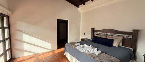 3 dormitorios, tabla de planchar con plancha, Internet y ropa de cama