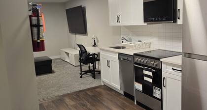 Charming 2-bedroom guest suite in Calgary.