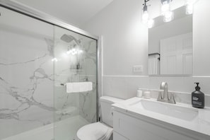 Shower, hair dryer, towels, toilet paper - Urban 3BR 7-mins to Oakland Airport (San Leandro)