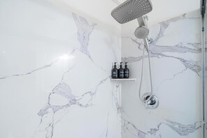 Regadera, secadora de cabello, toallas, papel de baño