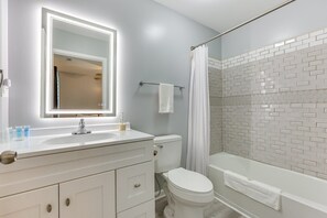 吹风机、毛巾、肥皂、卫生纸