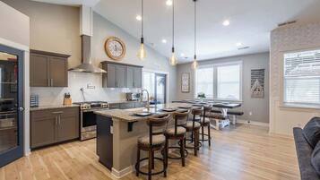 Geladeira, micro-ondas, fogão, cooktop