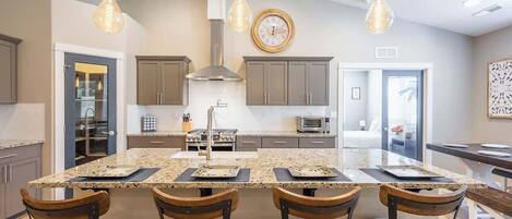 JÀÀkaappi, mikroaaltouuni, uuni, liesi