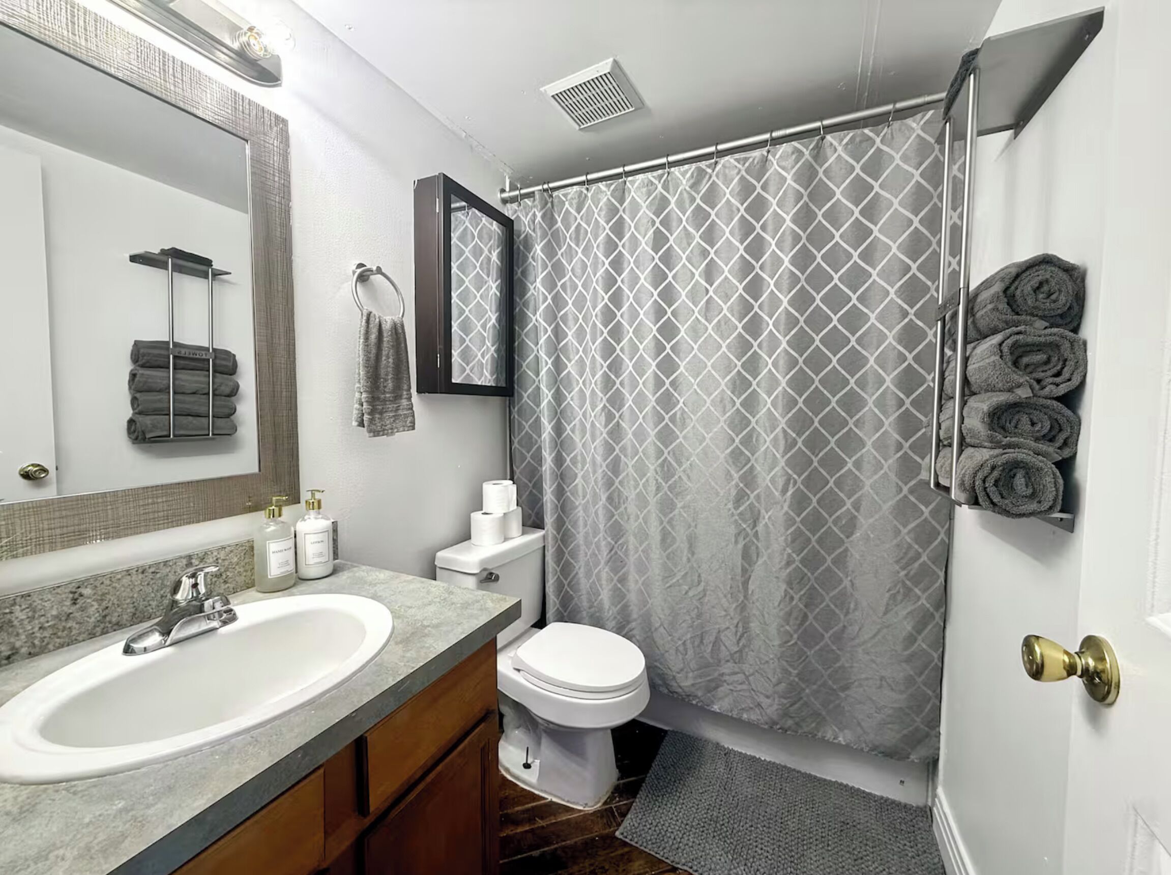 Secador de pelo, jabón y papel higiénico