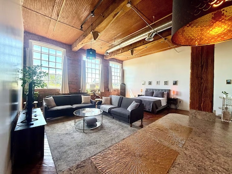 Interior. Downtown: The Belle Isle View Loft