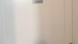 Une porte fermée sur laquelle est apposée une pancarte indiquant « LAGUNA LOFT ».