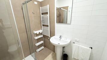 Doccia, asciugacapelli, asciugamani, sapone