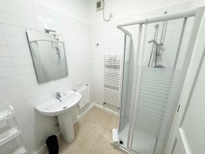 Haartrockner, Handtücher, Seife, Toilettenpapier