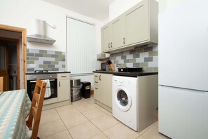 Fridge, microwave, oven, stovetop - Cosy Studio Near Goodison & Anfield, Liverpool (Liverpool)