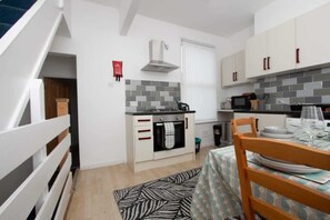 Fridge, microwave, oven, stovetop - Cosy Studio Near Goodison & Anfield, Liverpool (Liverpool)