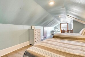6 bedrooms, desk, iron/ironing board, free WiFi - Spacious  6-bedroom Oceanfront home! Pet Friendly! Sleeps 14! (Oak Island)