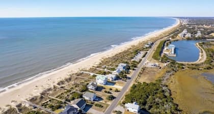 Spacious 6-bedroom Oceanfront home! Pet Friendly! Sleeps 14!