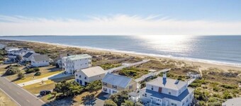 Spacious 6-bedroom Oceanfront home! Pet Friendly! Sleeps 14!