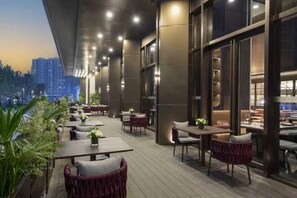 Outdoor dining - Wanda Yi Hangzhou East Railway Station (Hangzhou)