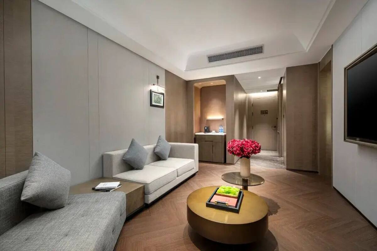 Luxury Studio Suite, City View | Living area | Smart speakers