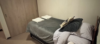 Spacious and comfortable house with private parking for five people, IX Region.