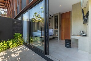 Eenvoudige tweepersoonskamer, uitzicht op de binnenplaats | Een minibar, een kluis op de kamer, een strijkplank/strijkijzer