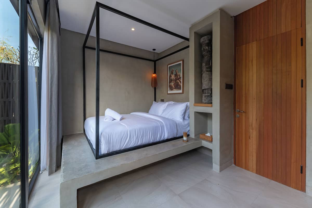 Minibar, in-room safe, iron/ironing board, free WiFi