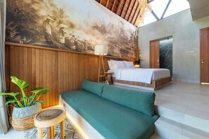 Habitació romàntica, vistes a la piscina | Sala d'estar | Televisor intel·ligent de 40 polzades amb canals digitals 