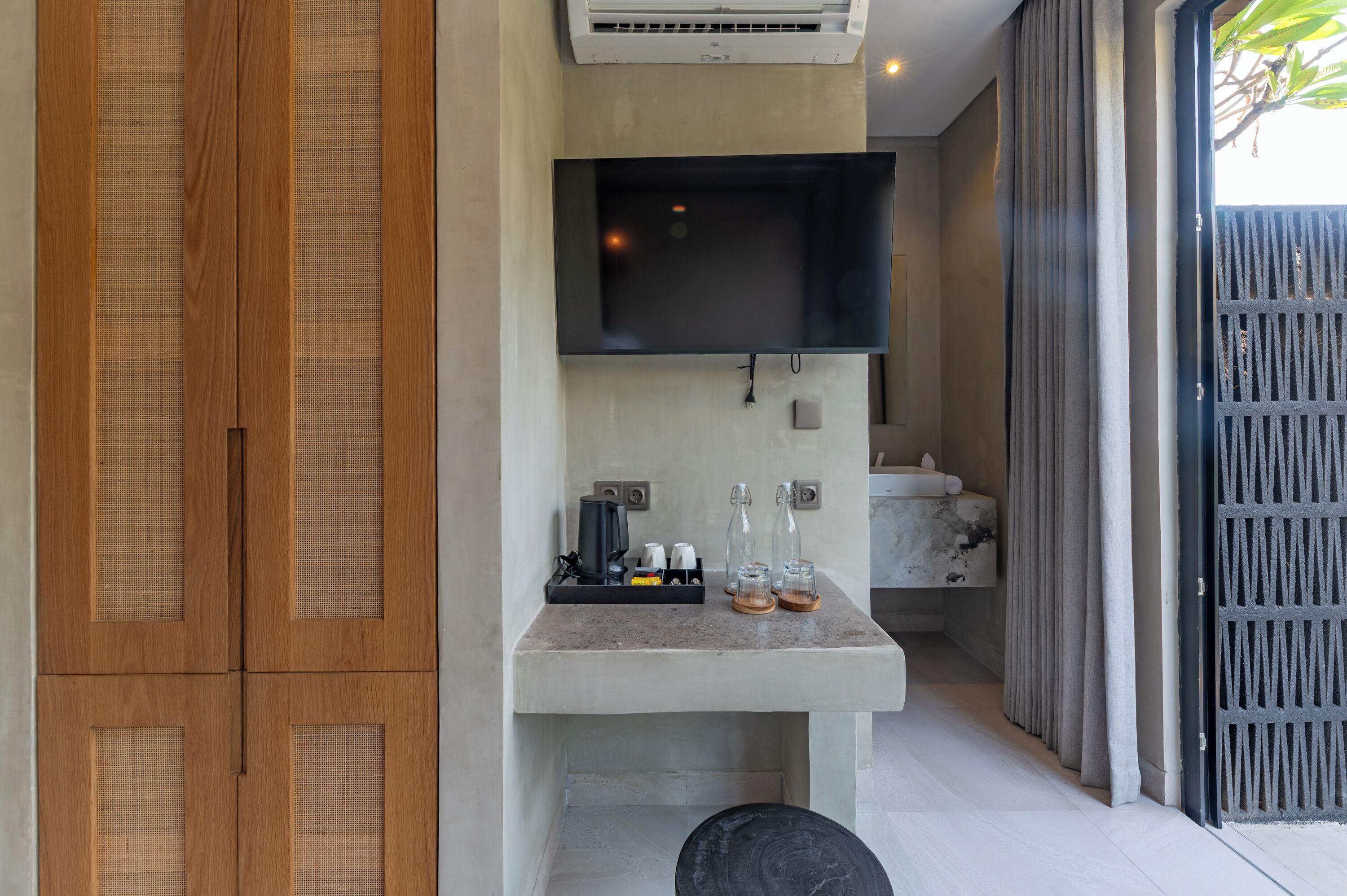 ห้องเบสิกดับเบิล, วิวสวนหย่อม | บริเวณนั่งเล่น | สมาร์ททีวี 40 นิ้ว พร้อมช่องดิจิตอล