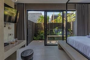 Basic Double Room, Courtyard View | Living area