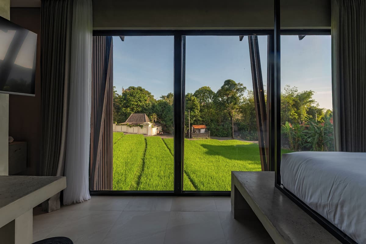 Standard Double Room | Minibar, in-room safe, iron/ironing board, free WiFi