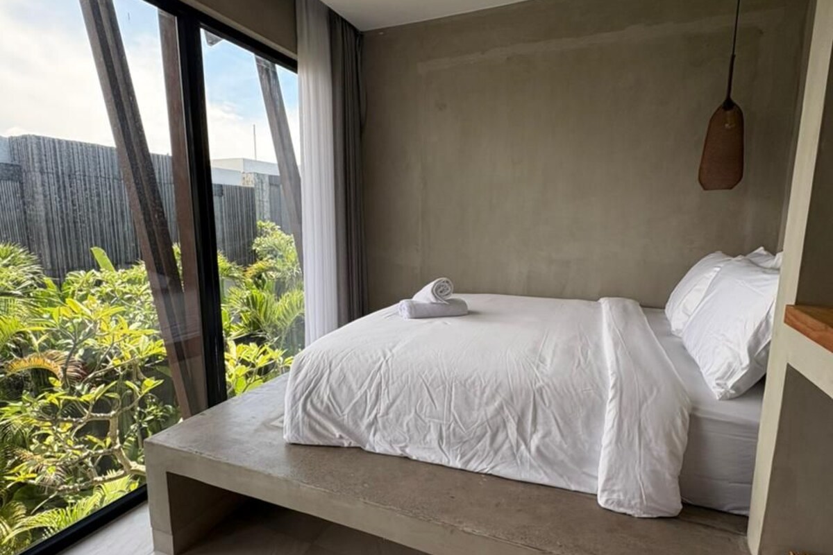 Standard Double Room | Minibar, in-room safe, iron/ironing board (on request), WiFi (free)