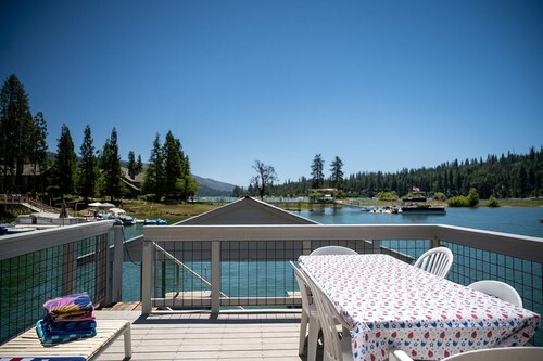 Serene Lakefront Retreat; Walk to Pines Village & close to Yosemite