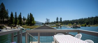 Serene Lakefront Retreat; Walk to Pines Village & close to Yosemite