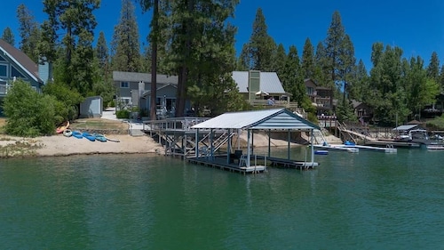 Lakefront Yosemite vacation home at Bass Lake