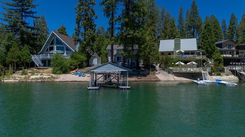 Serene Lakefront Bass Lake Home, Private Dock, close to Pines Village & Yosemite