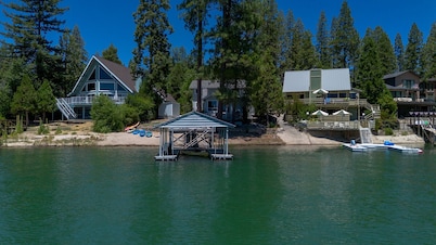 Lakefront Bass Lake Home, Private Boat & Fishing Dock, Pines Village & Yosemite