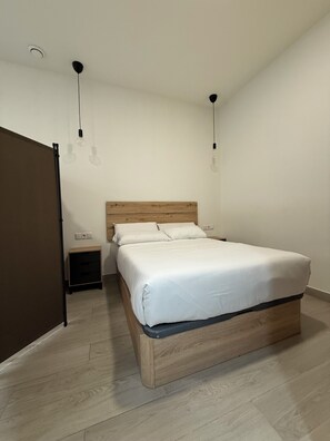 1 dormitori, planxa i posts de planxar, wifi i roba de llit