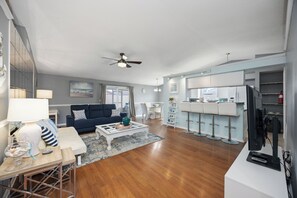 Smart TV, books - Casa del Mare- Beach inspired home near Anna Maria Island and IMG Academy (Bradenton)