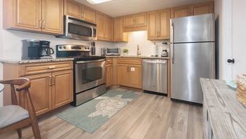 Lemari es, microwave, oven, dan kompor