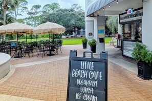 Outdoor dining - Gulf-front 2BR/2.5BA w/ free beach service, 2 kings & bunks. Owner-managed gem! (Panama City Beach)