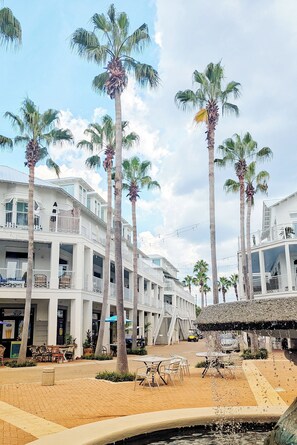 Outdoor dining - Updated Gulf-front 2BR/2.5ba with 2 kings & bunks. Owner-managed gem! (Panama City Beach)