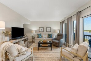 Smart TV, books - Updated Gulf-front 2BR/2.5ba with 2 kings & bunks. Owner-managed gem! (Panama City Beach)