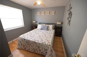 2 bedrooms, iron/ironing board, WiFi, bed sheets